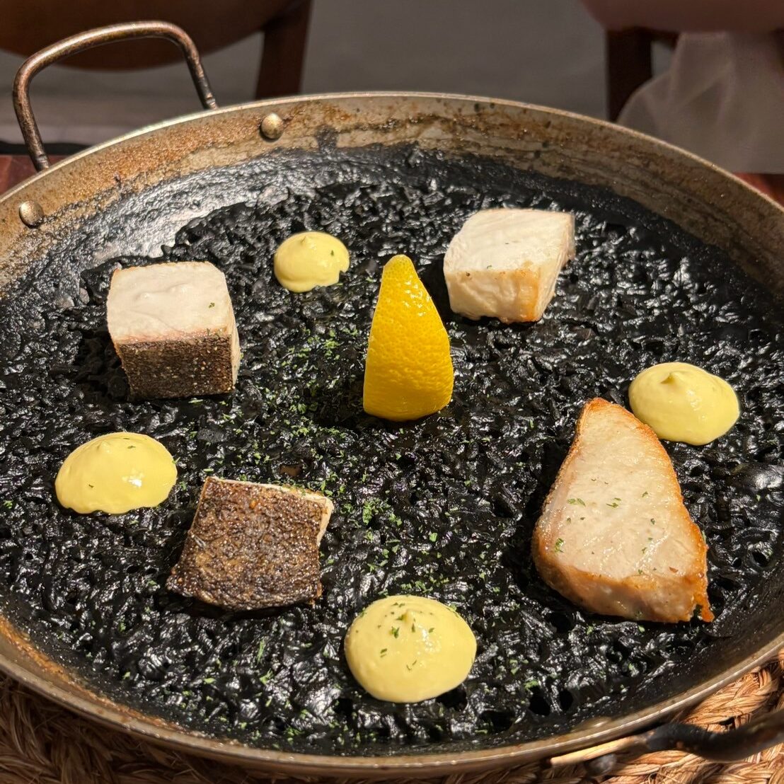 西班牙墨魚海鮮飯 Black Paella with Seasonal Fish