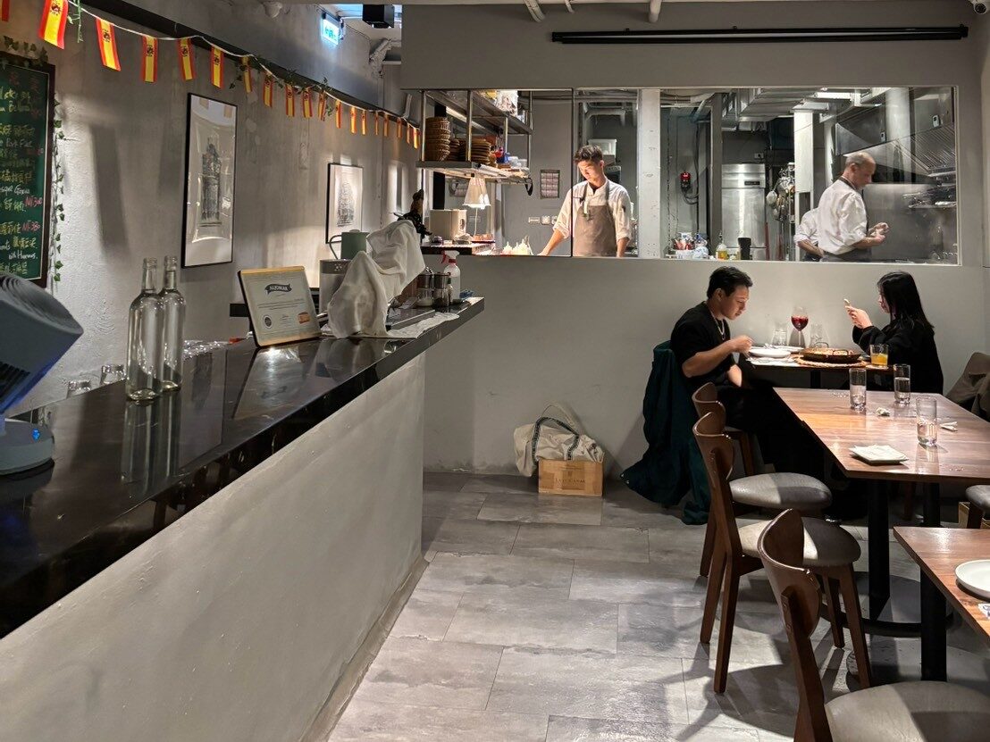 有透明櫥窗可看見廚房的動態